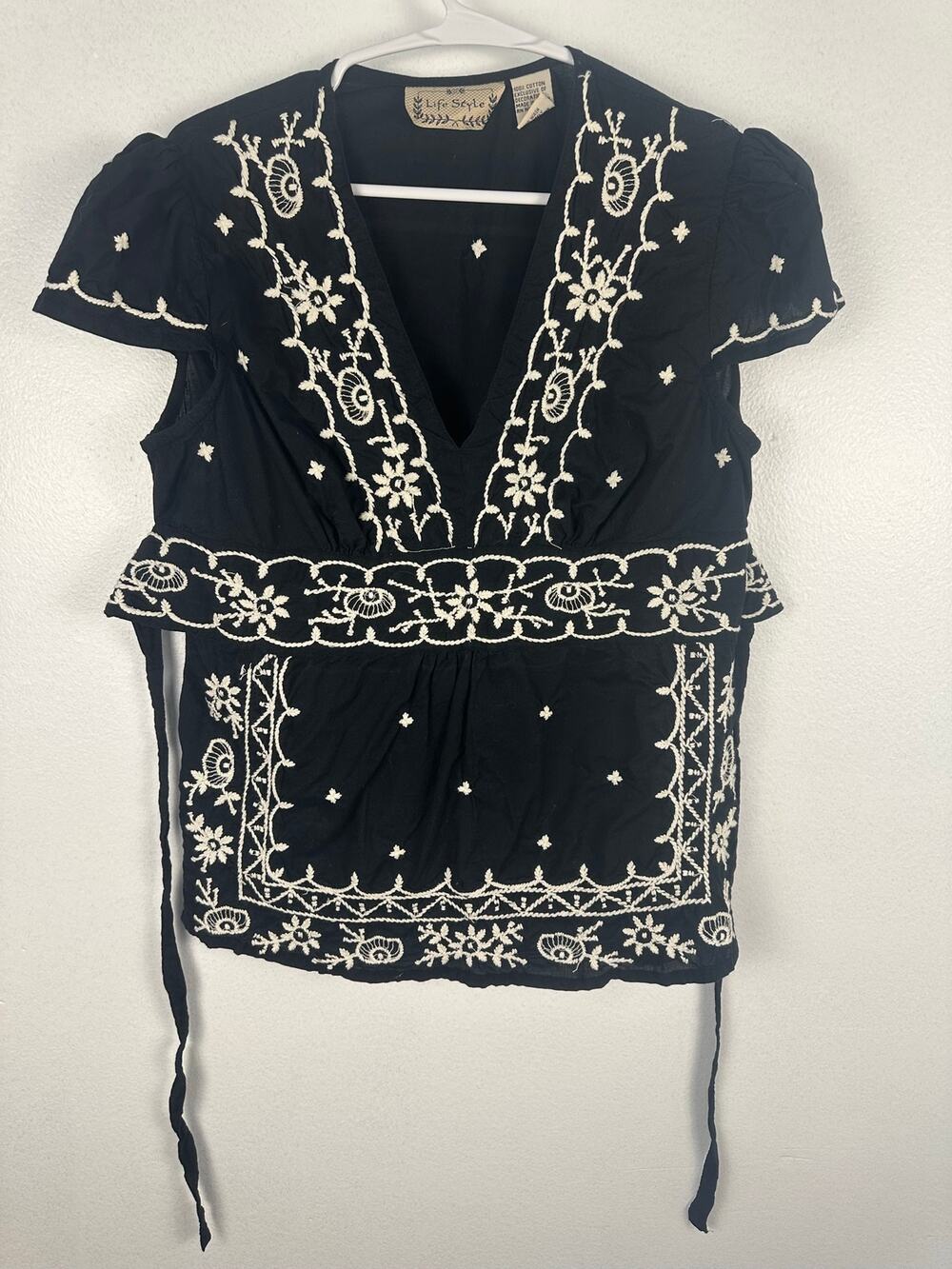 Life Style bohemian-style top white embroidery on a black cotton base Large